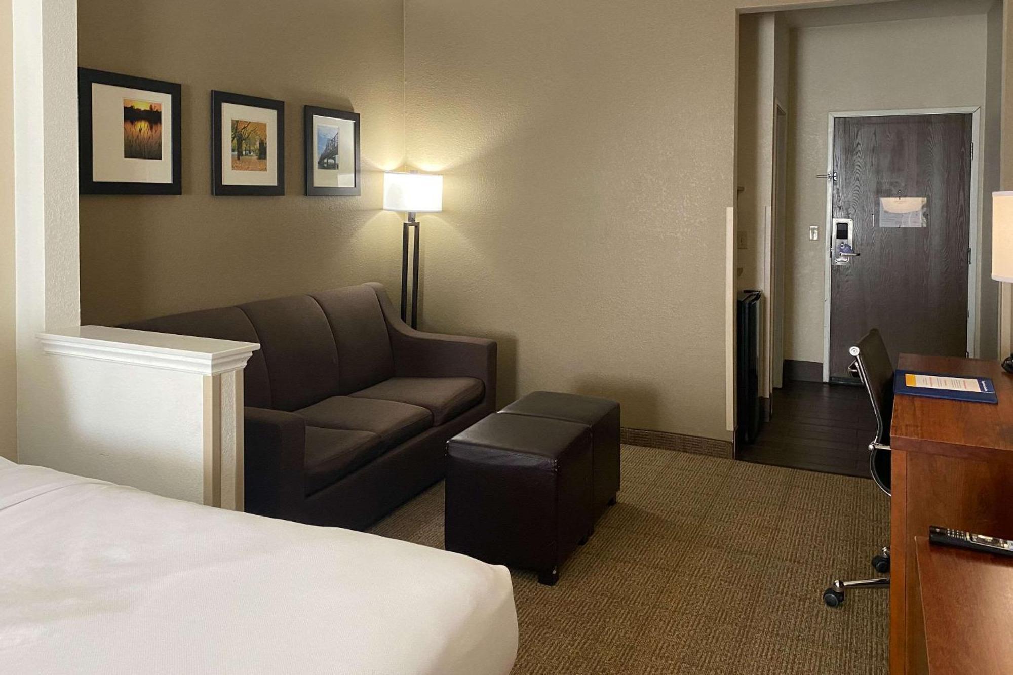 Comfort Suites Peoria I-74 Exterior photo